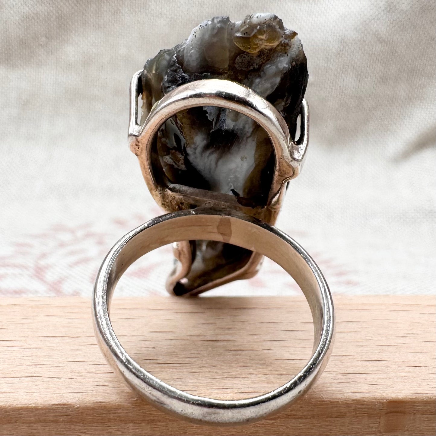 Black & white agate geode ring – statement crystal slice, size M/6