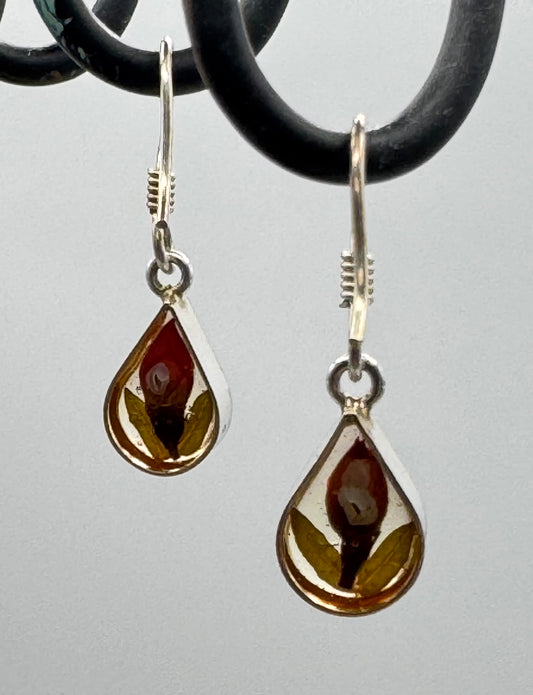 Drop earrings with real flowers in resin