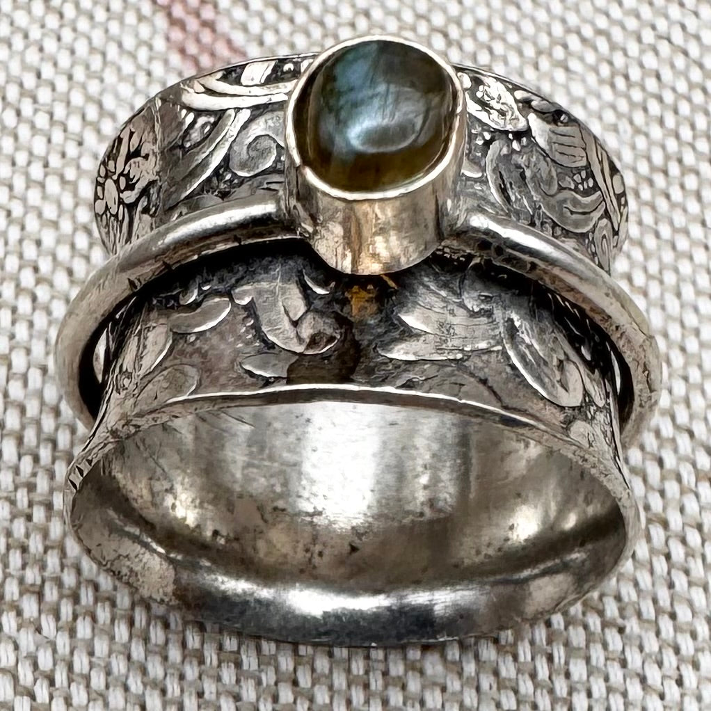 Silver floral spinner ring with labradorite, size O/7