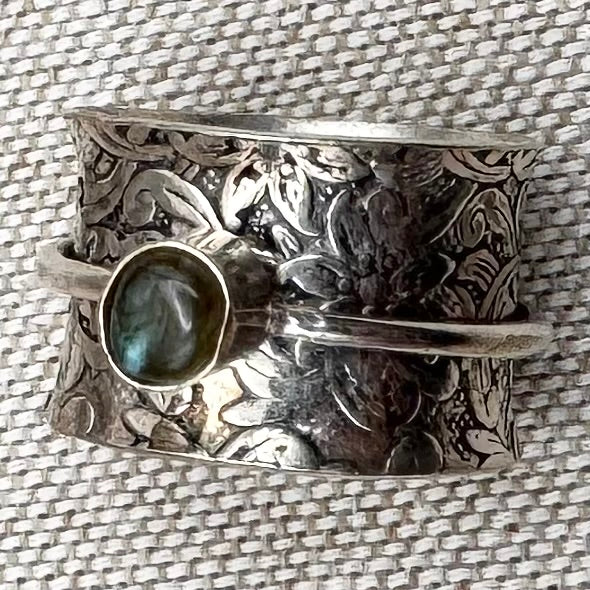 Silver floral spinner ring with labradorite, size O/7