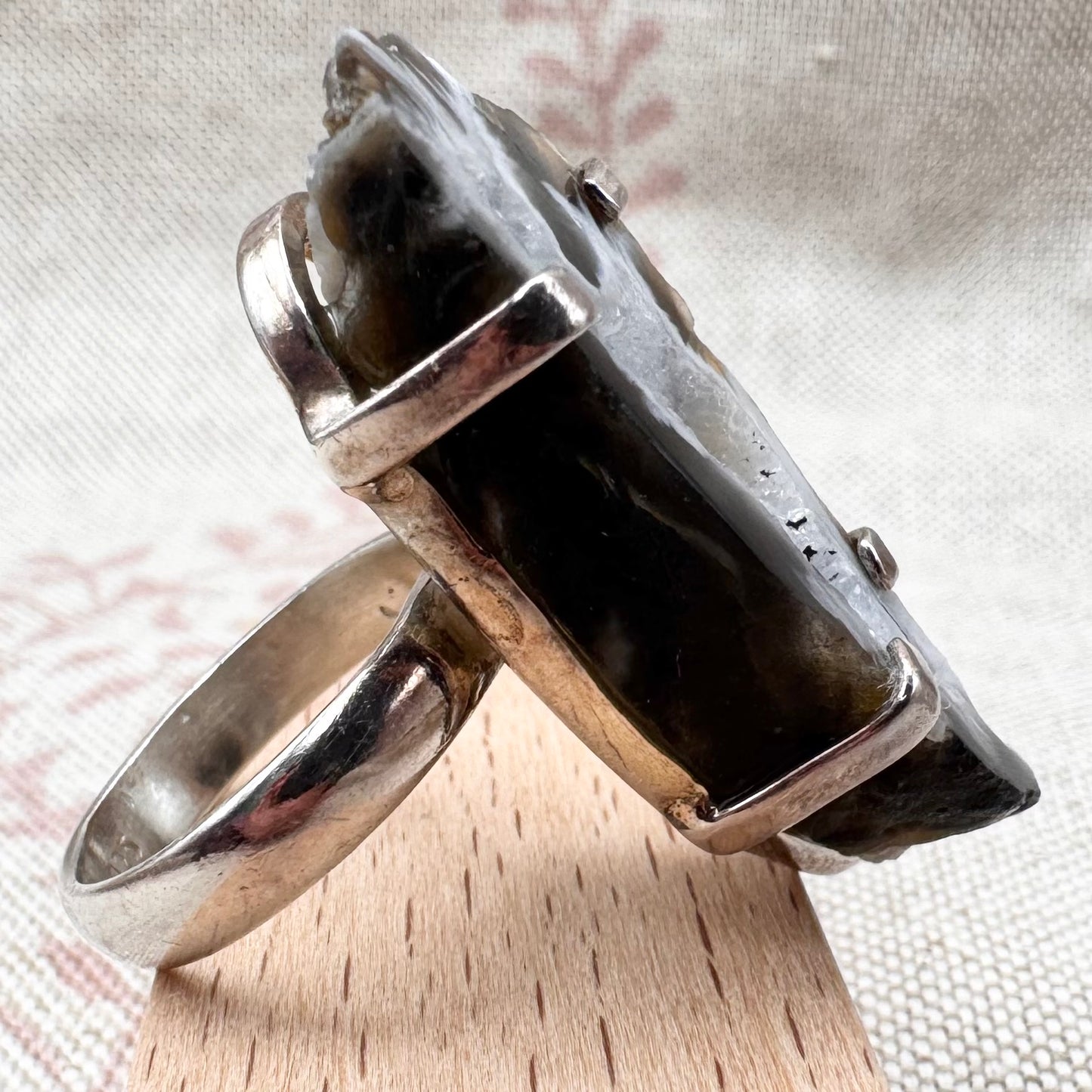 Black & white agate geode ring – statement crystal slice, size M/6