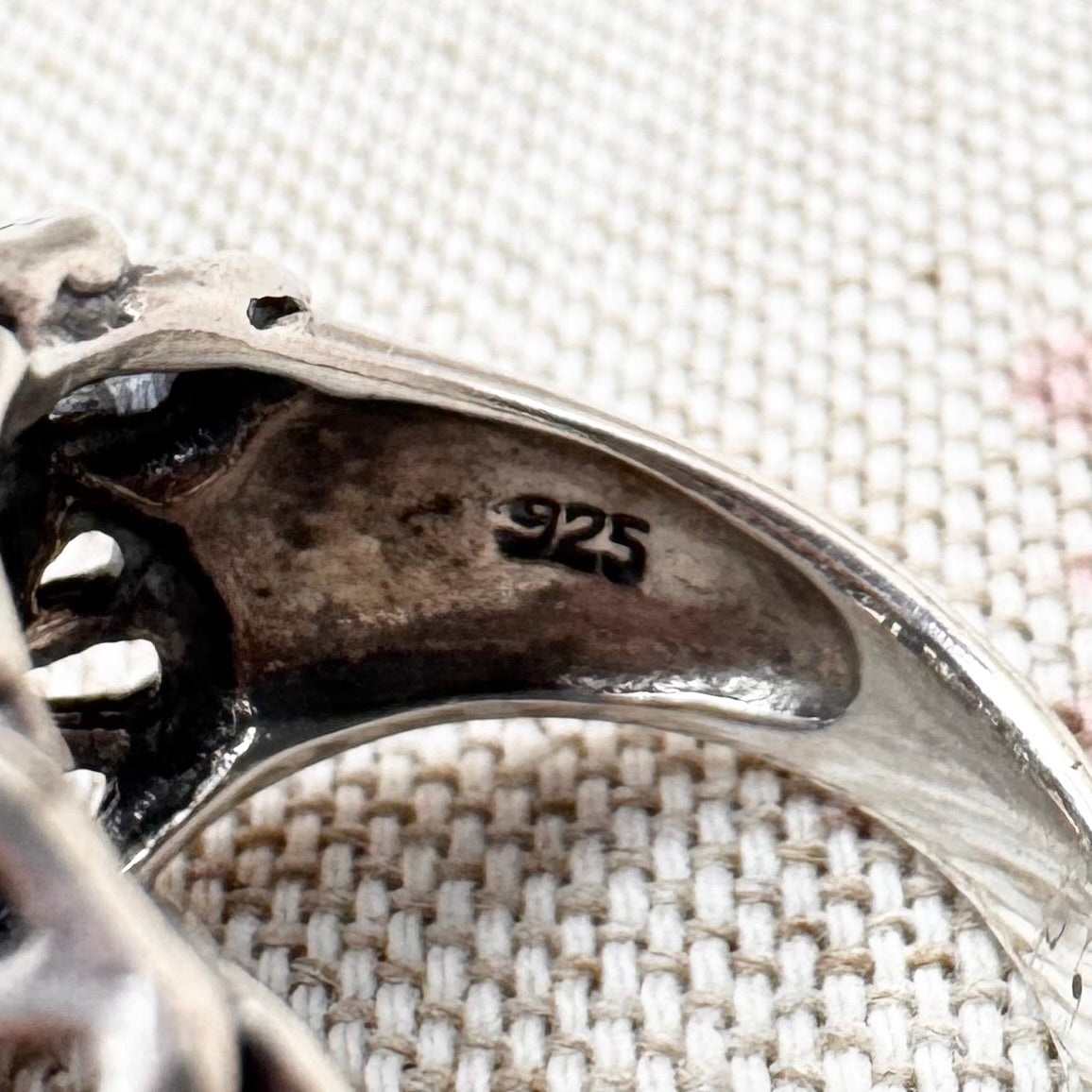 Dome floral ring with central flower and leaf detailing, size M.5/6.5