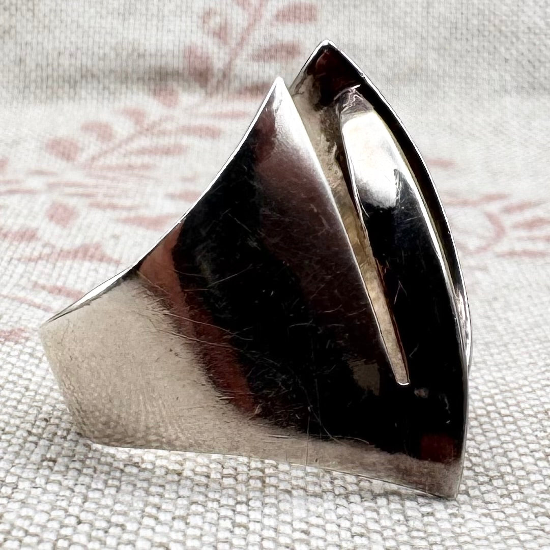 Modernist sculptural ring, size M.5/6.5