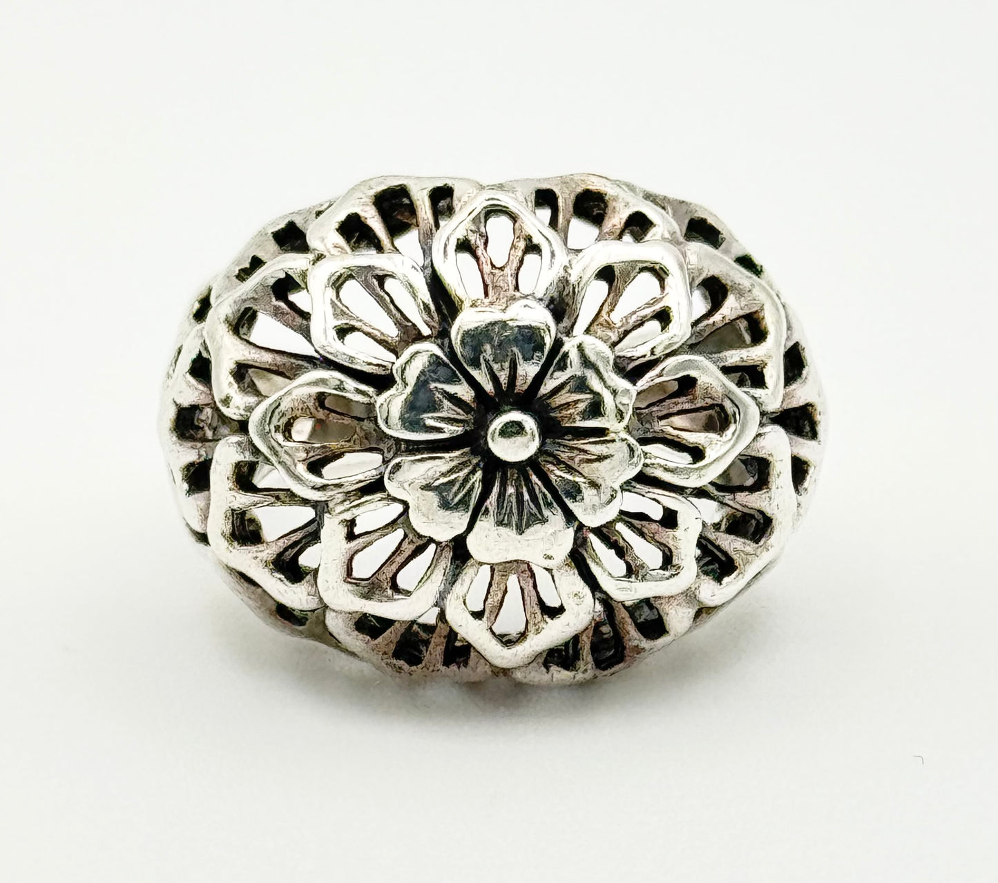 Dome floral ring with central flower and leaf detailing, size M.5/6.5