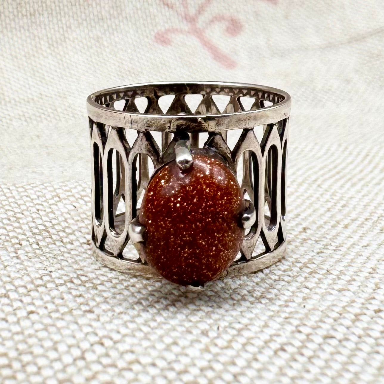 Vintage gold sandstone ring with gothic flair, size I.5/4.5