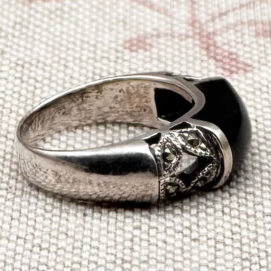Onyx and marcasite ring, size K/5