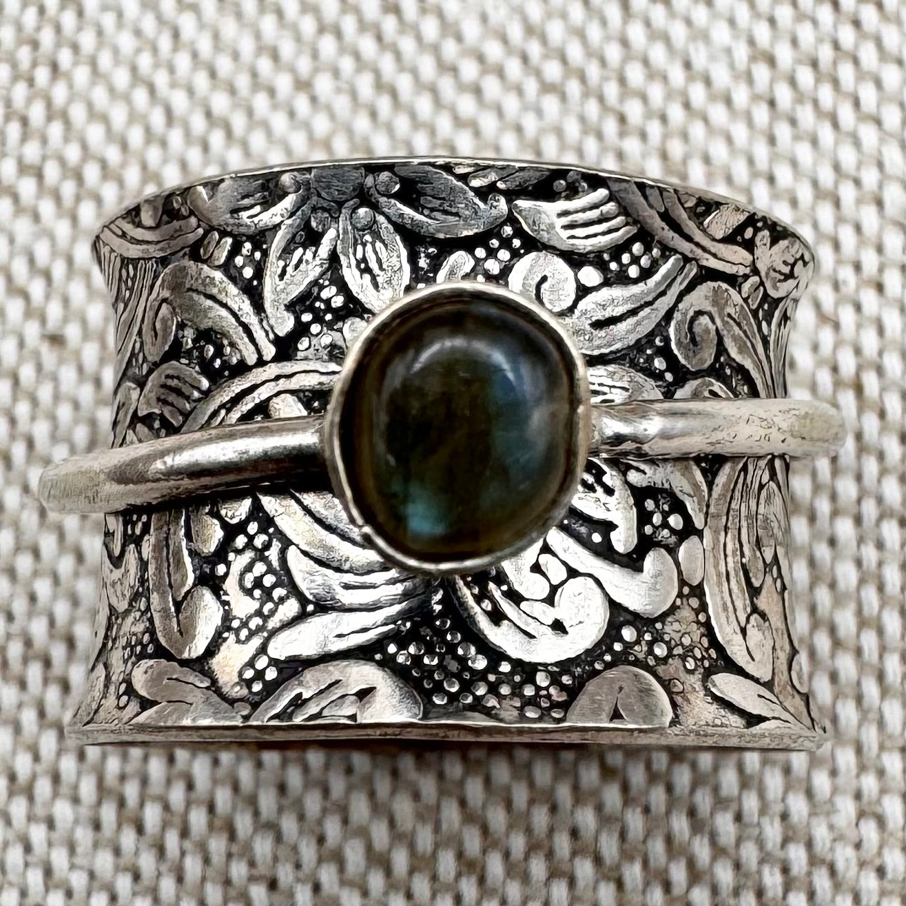Silver floral spinner ring with labradorite, size O/7