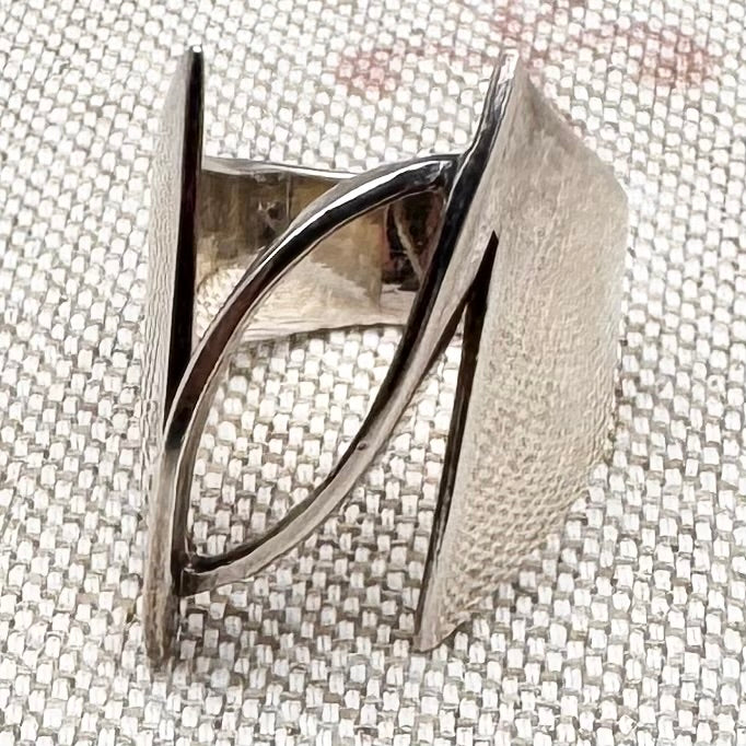 Modernist sculptural ring, size M.5/6.5