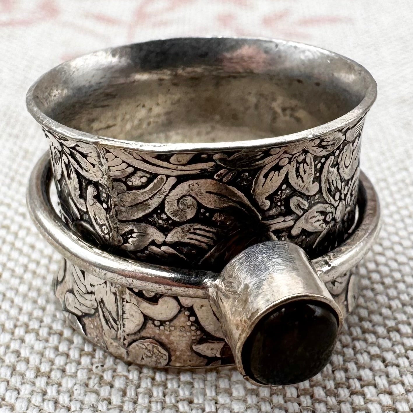 Silver floral spinner ring with labradorite, size O/7