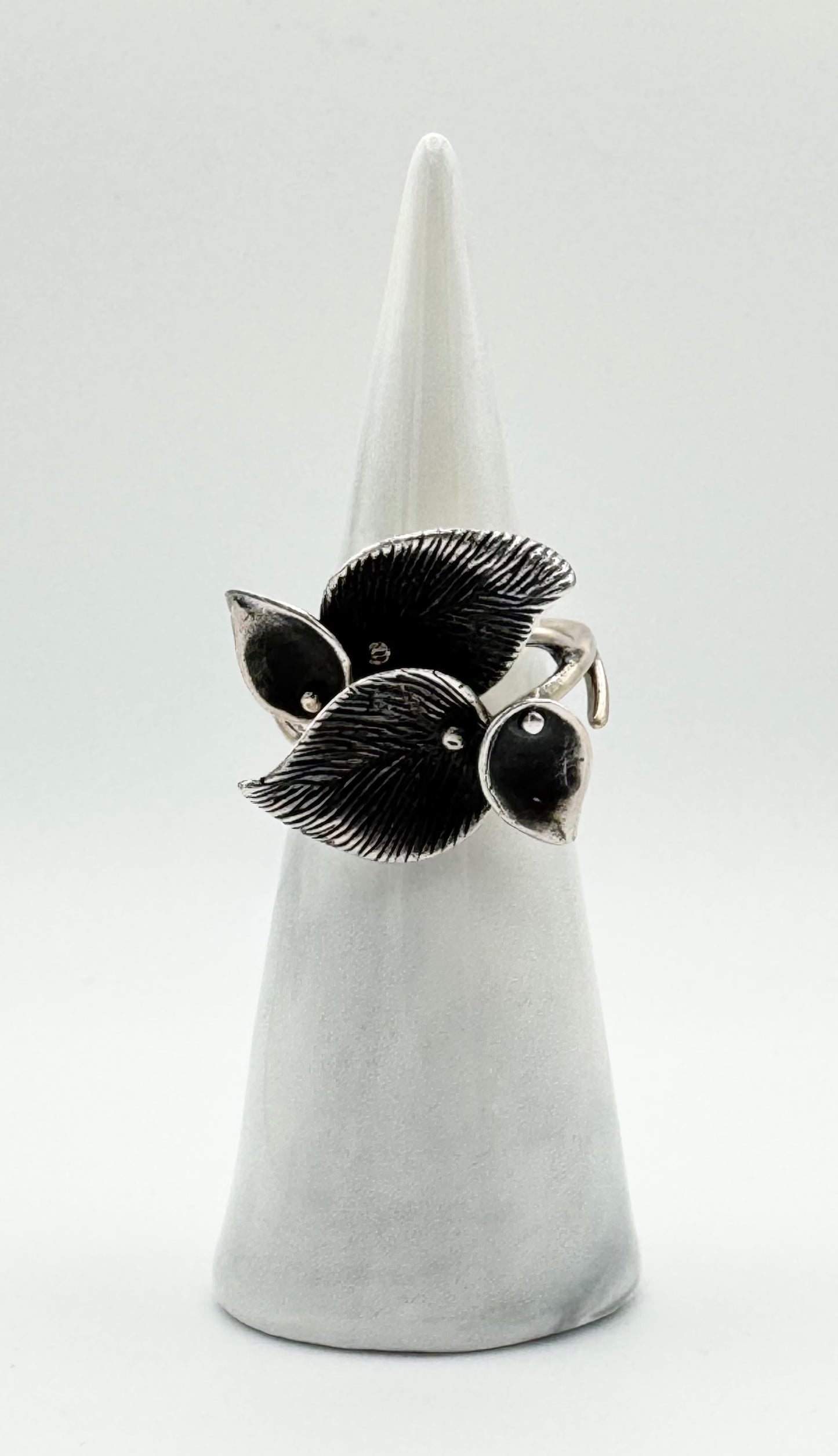 Double leaf ring, size J/4.5