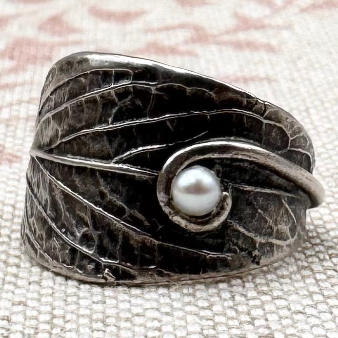 Leaf ring with pearl detail, size L/5.5