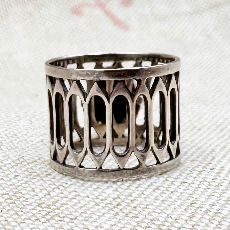 Vintage gold sandstone ring with gothic flair, size I.5/4.5