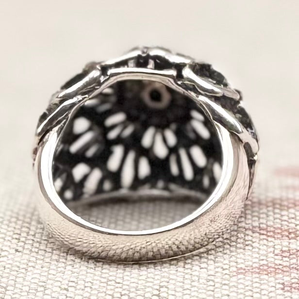 Dome floral ring with central flower and leaf detailing, size M.5/6.5