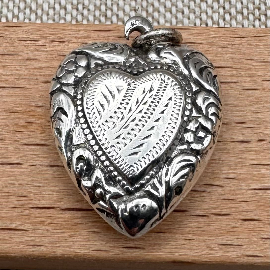 Puffy heart pendant
