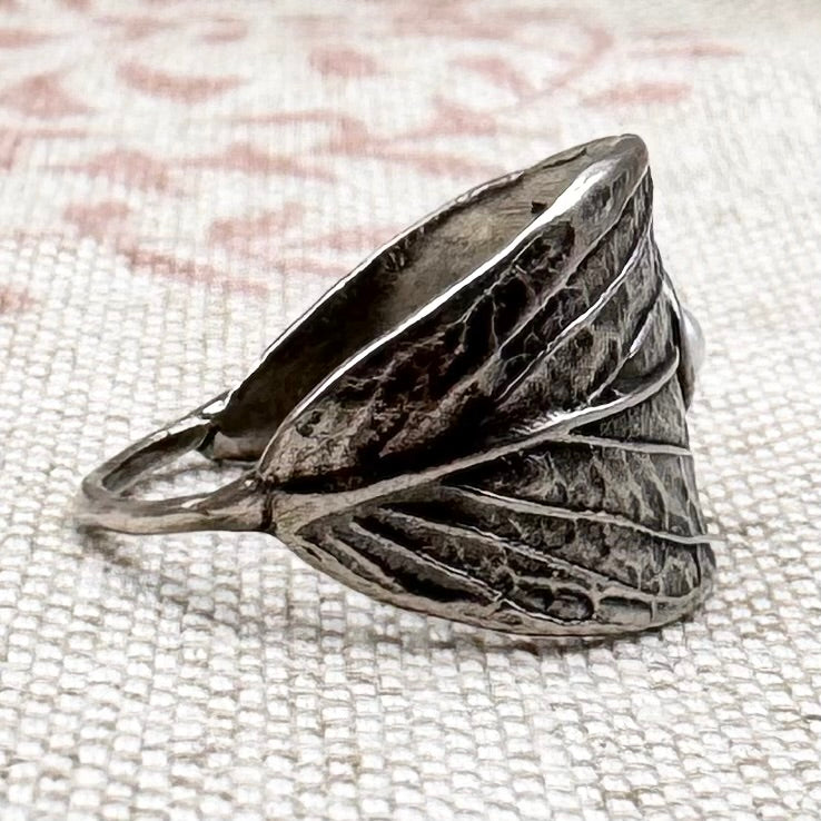 Leaf ring with pearl detail, size L/5.5