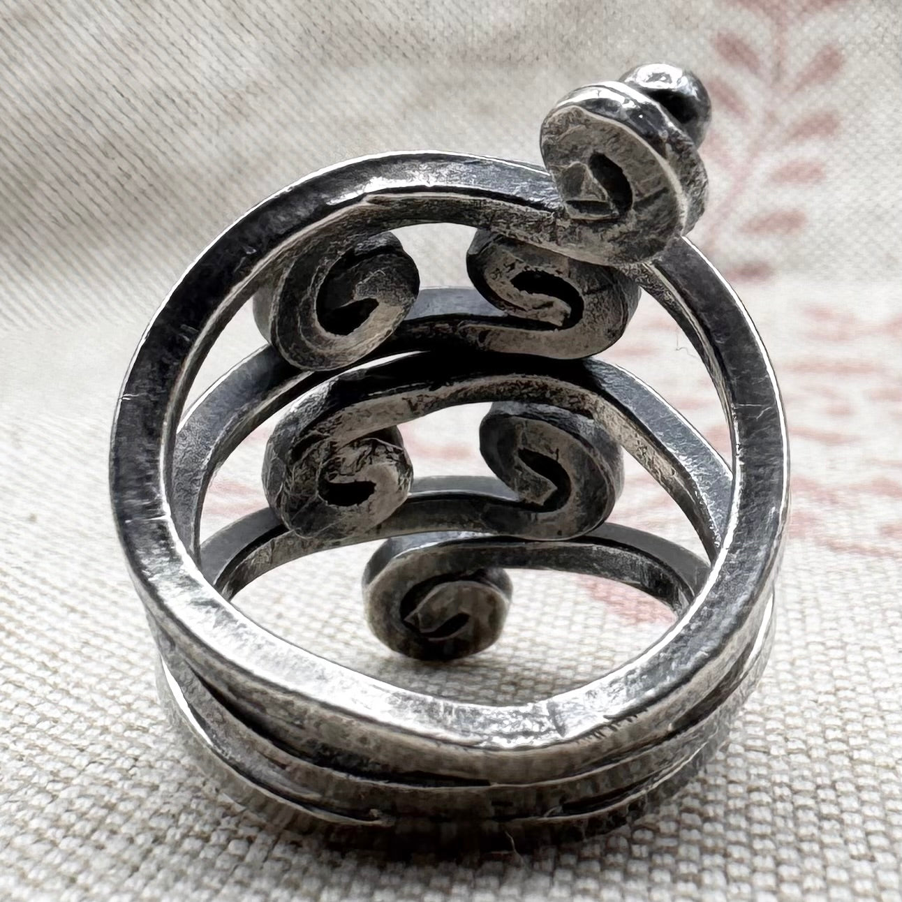 Vintage swirl ring with ball detailing, size I/4