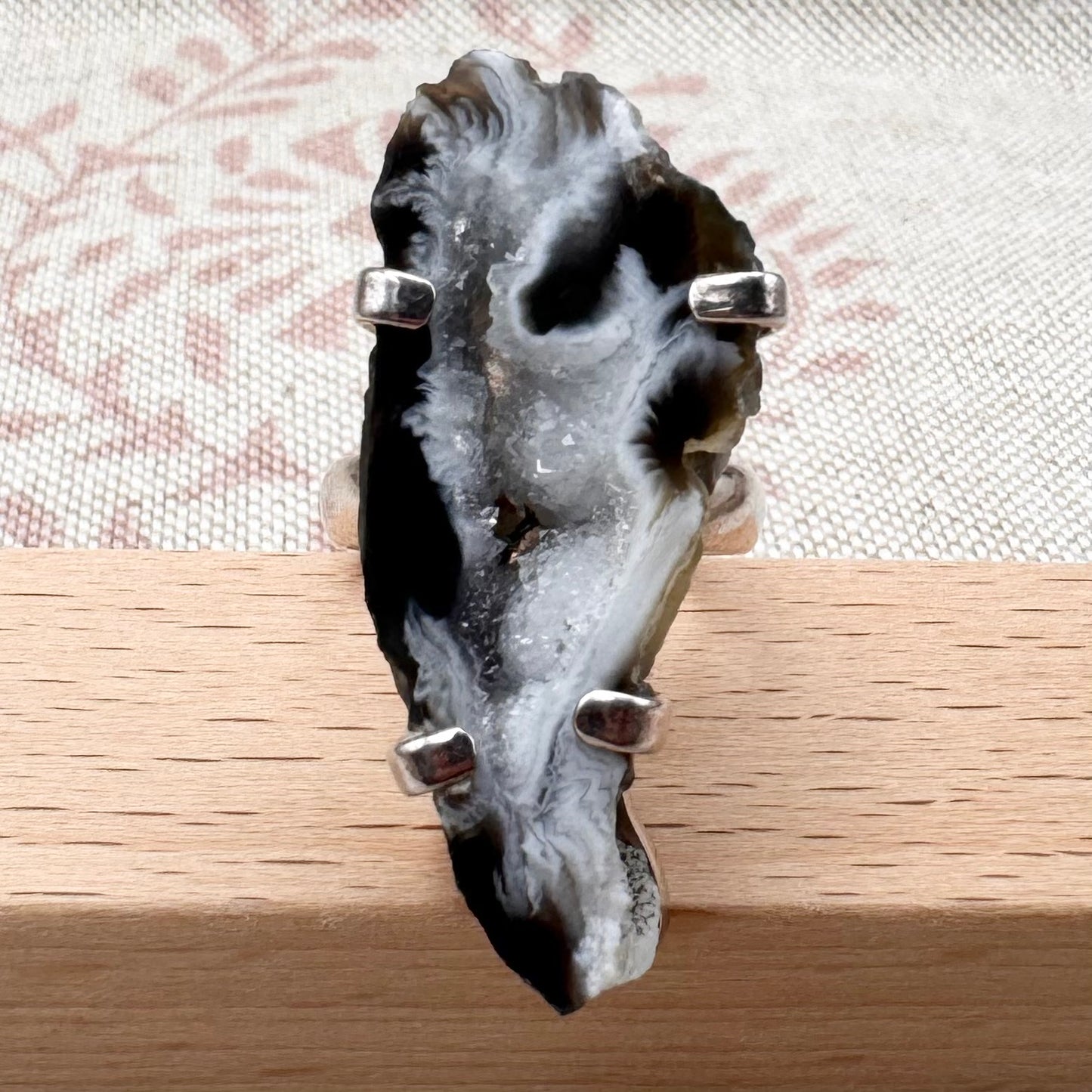 Black & white agate geode ring – statement crystal slice, size M/6