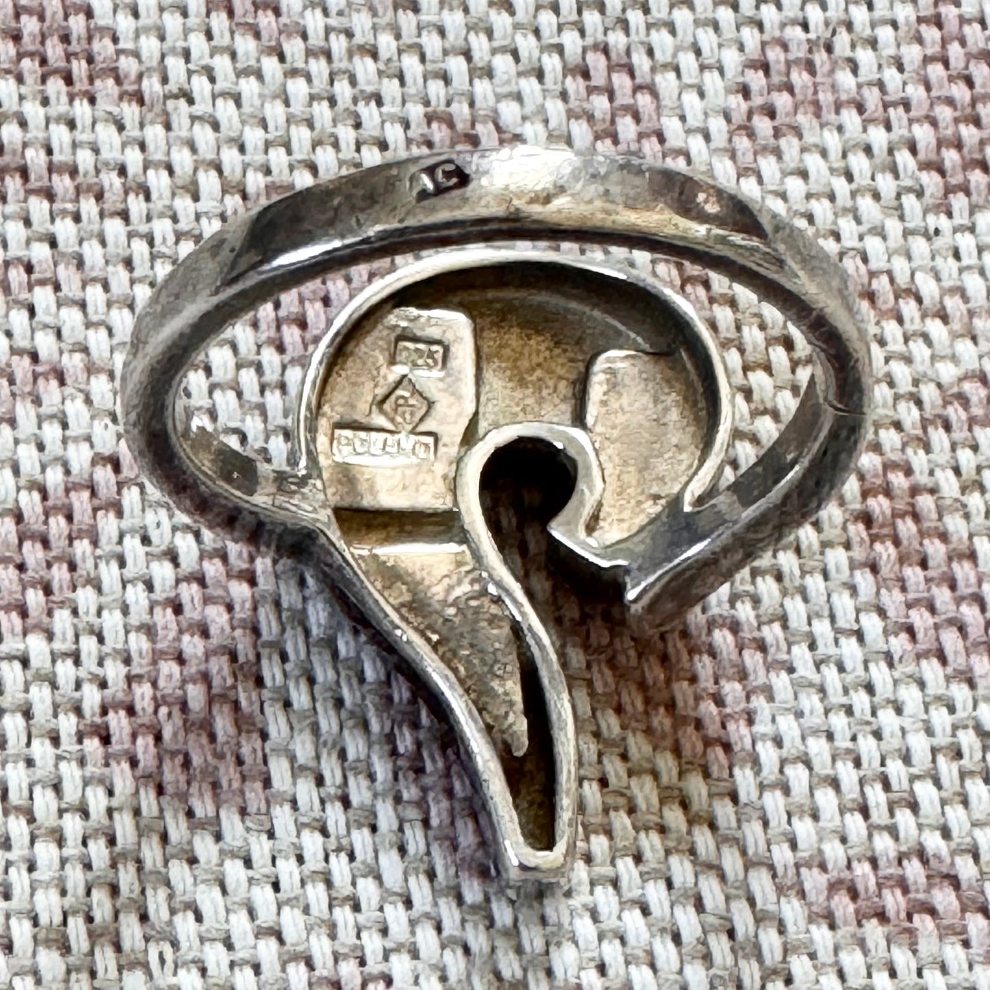 Amber inlay ring – abstract retro style, size M/6