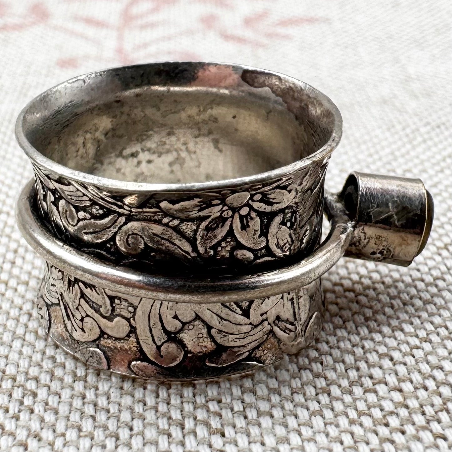 Silver floral spinner ring with labradorite, size O/7