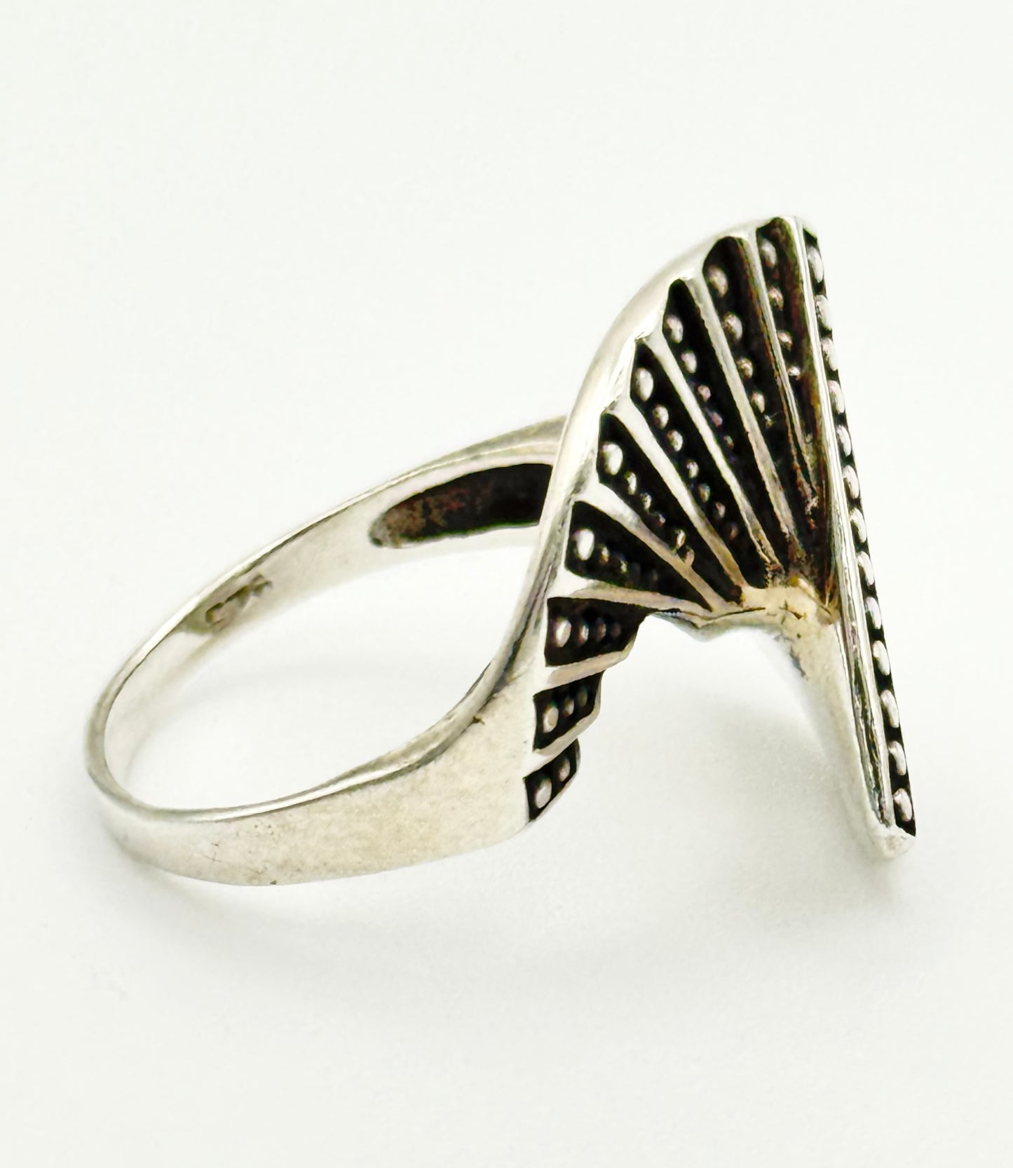 Fan-inspired statement ring – minimalist geometric design, size P/7