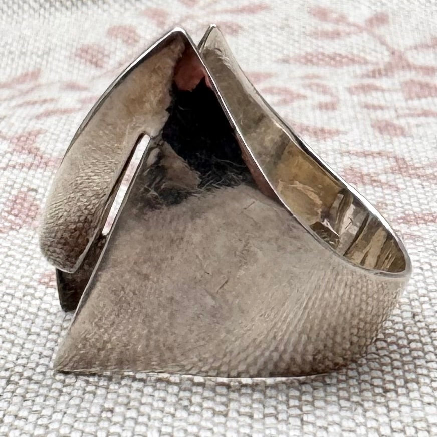 Modernist sculptural ring, size M.5/6.5