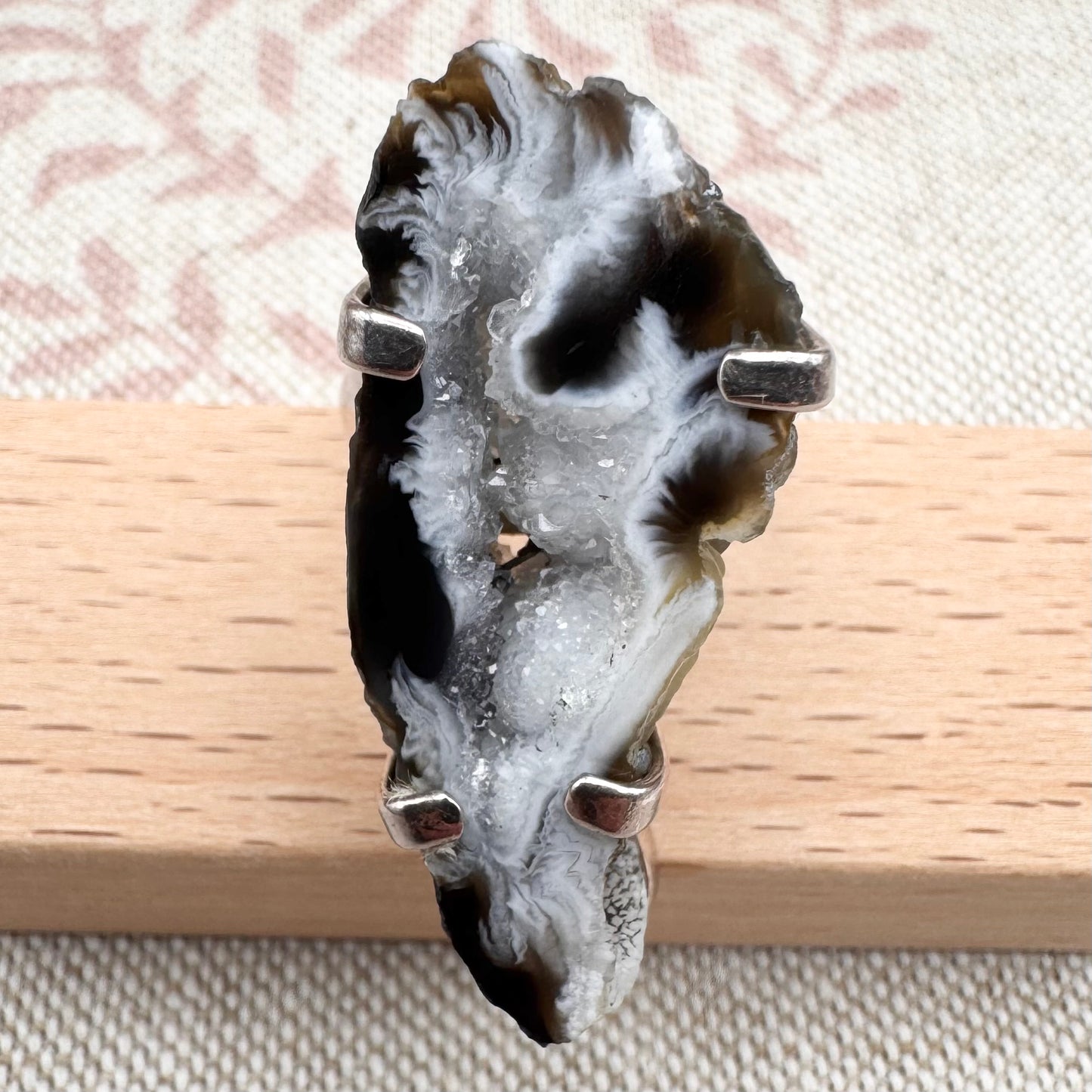 Black & white agate geode ring – statement crystal slice, size M/6