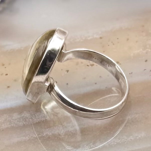 Etched quartz stone ring – twin faces intaglio design, size S/9