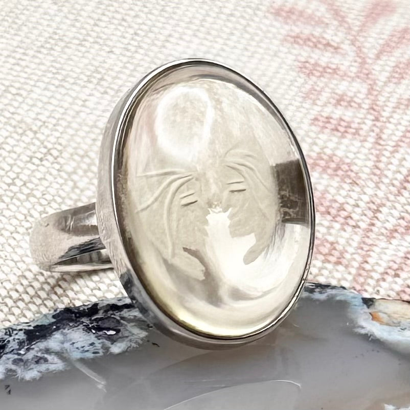 Etched quartz stone ring – twin faces intaglio design, size S/9