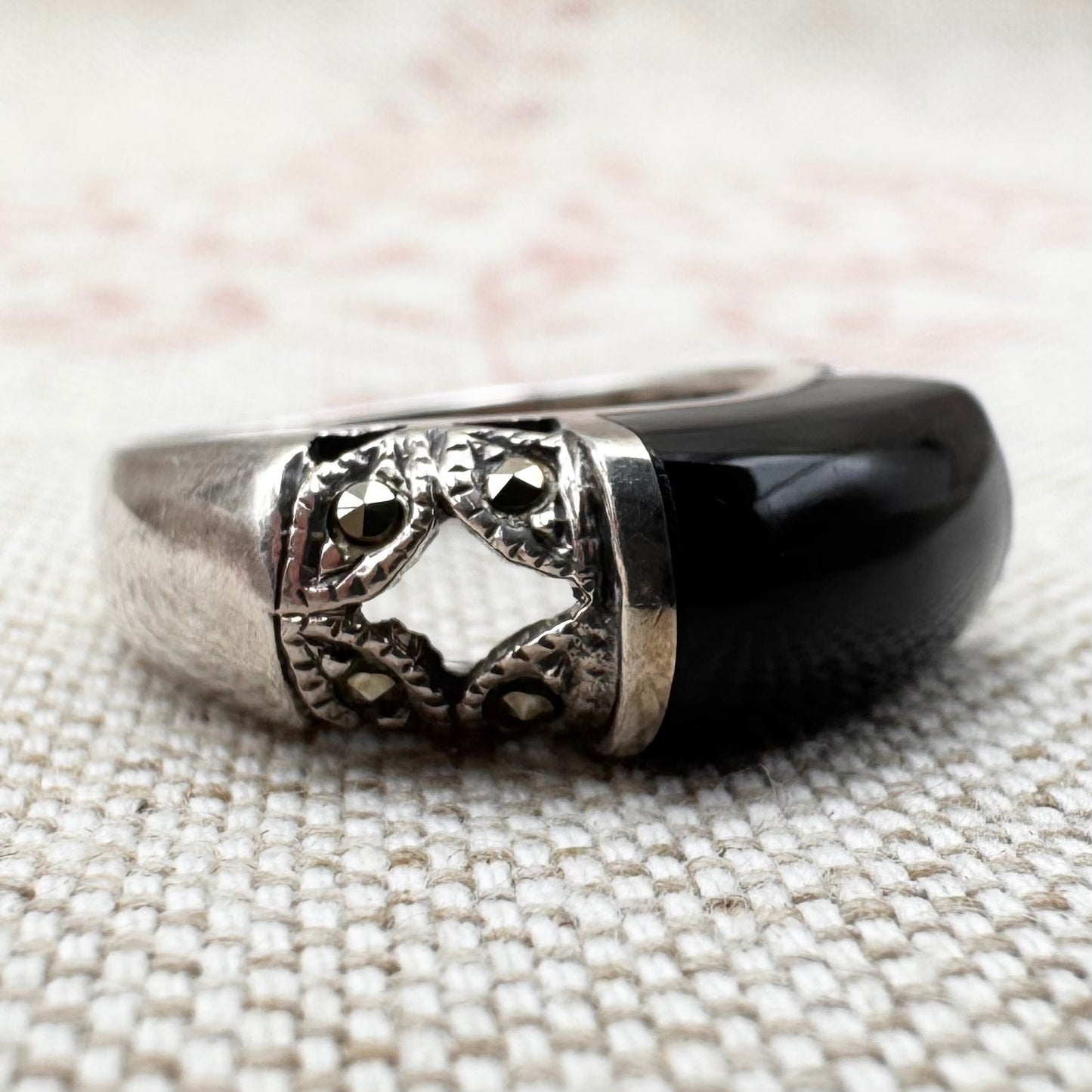 Onyx and marcasite ring, size K/5