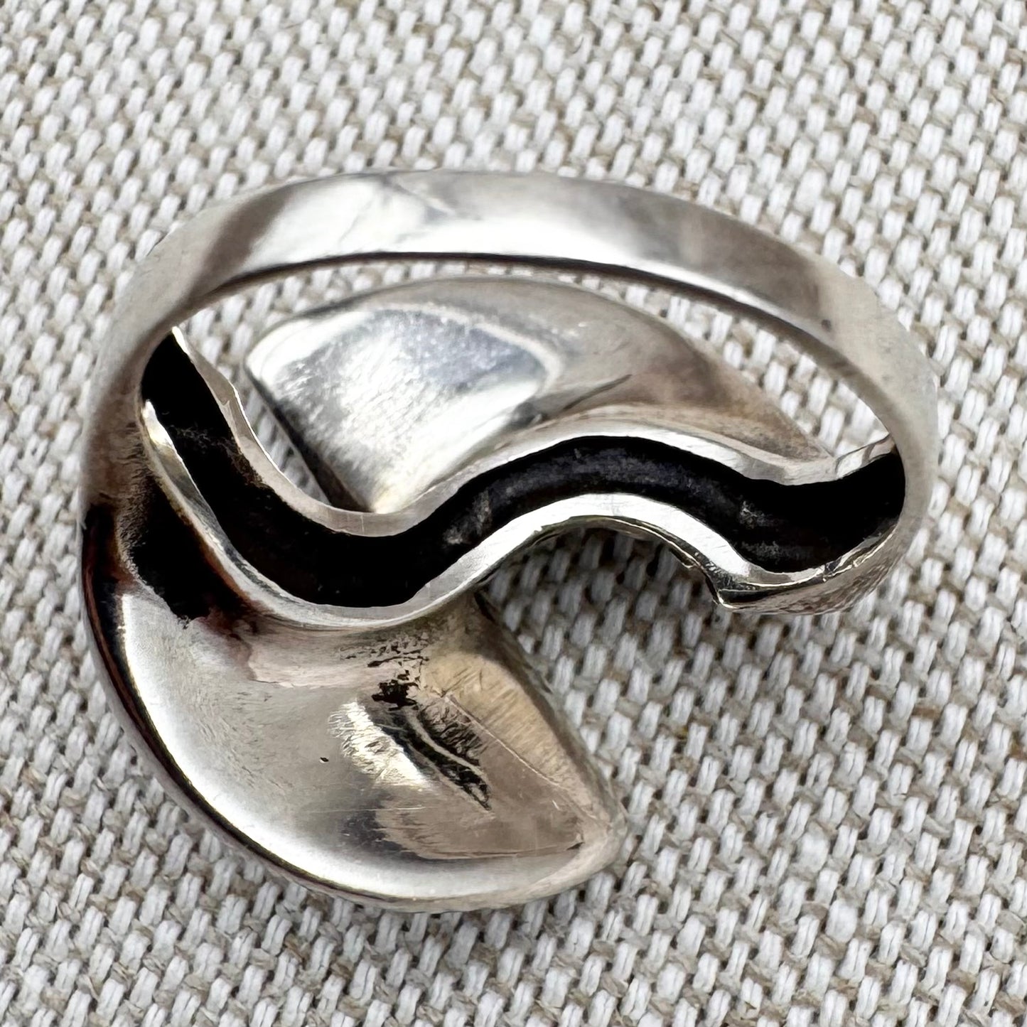 Fan-inspired statement ring – minimalist geometric design, size P/7