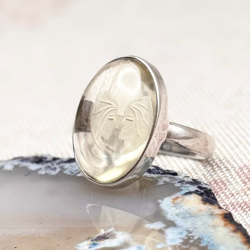 Etched quartz stone ring – twin faces intaglio design, size S/9