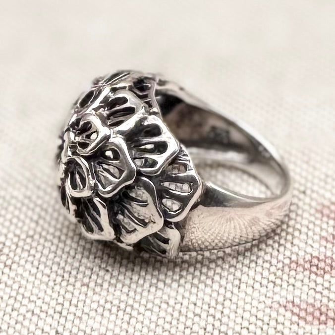 Dome floral ring with central flower and leaf detailing, size M.5/6.5