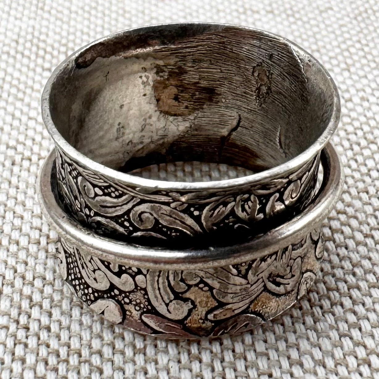Silver floral spinner ring with labradorite, size O/7