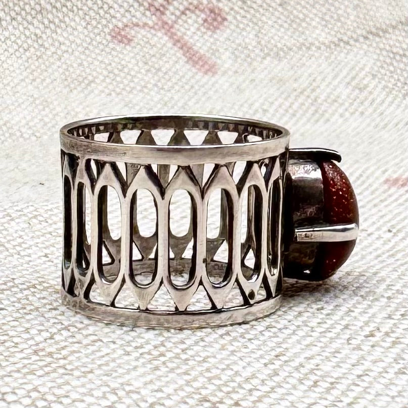 Vintage gold sandstone ring with gothic flair, size I.5/4.5