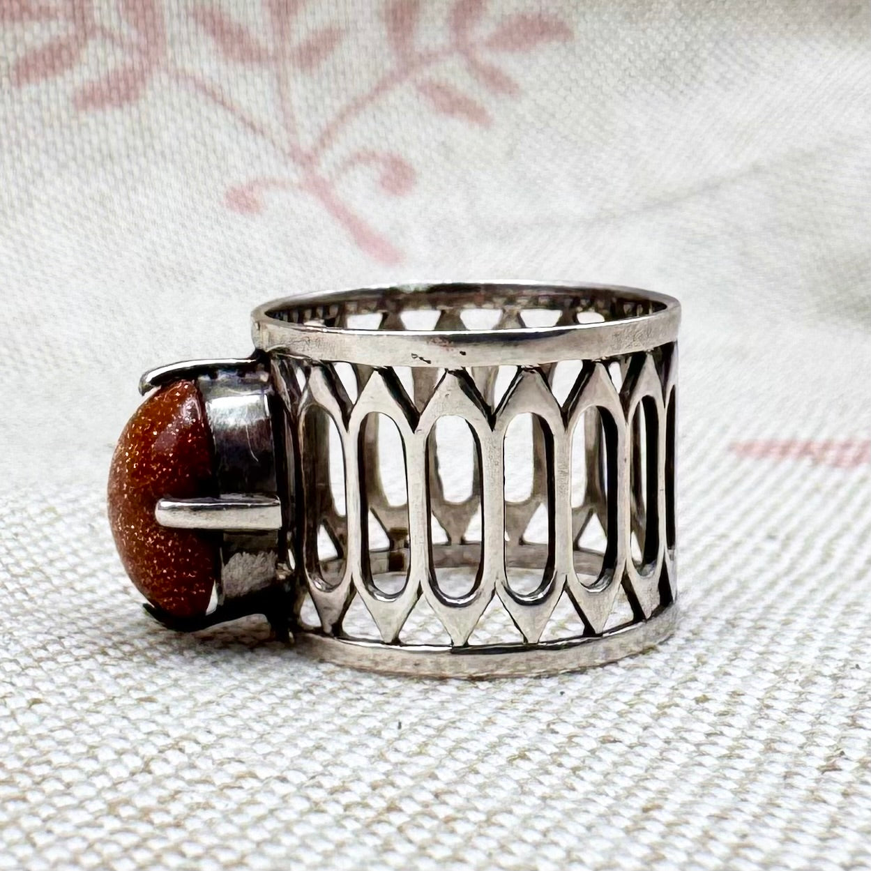 Vintage gold sandstone ring with gothic flair, size I.5/4.5