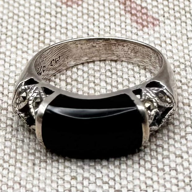 Onyx and marcasite ring, size K/5
