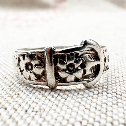 Silver buckle ring with floral detail, hallmarked Birmingham 1977, size M (US 6.25)