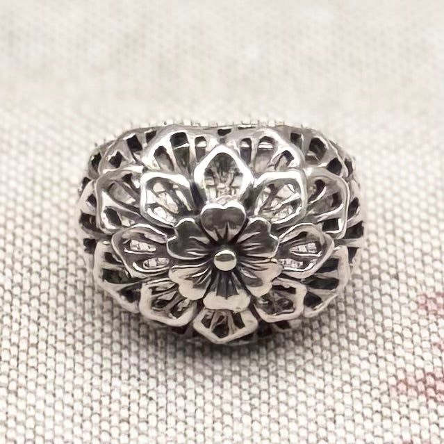 Dome floral ring with central flower and leaf detailing, size M.5/6.5