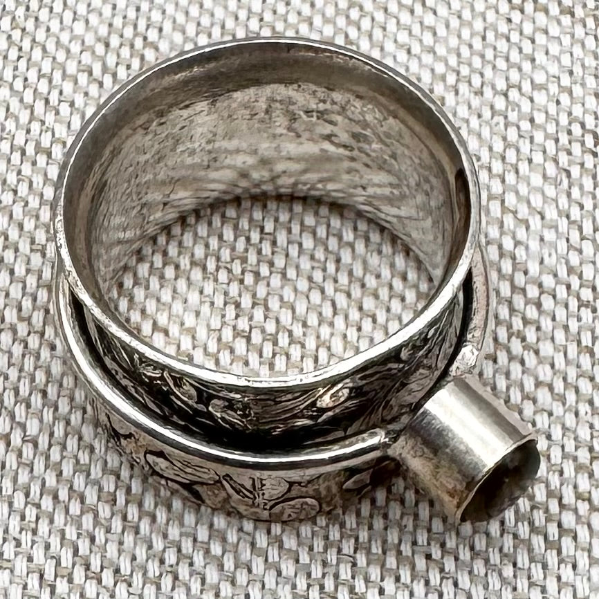 Silver floral spinner ring with labradorite, size O/7