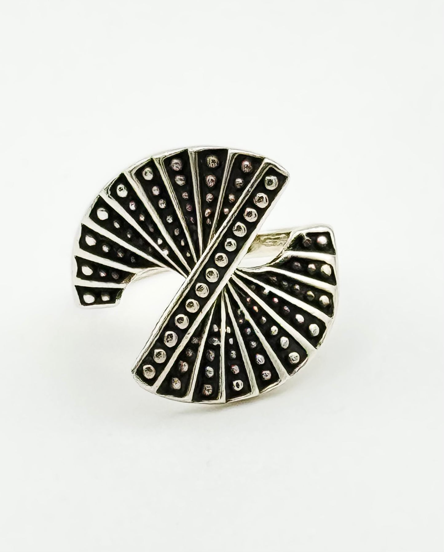 Fan-inspired statement ring – minimalist geometric design, size P/7