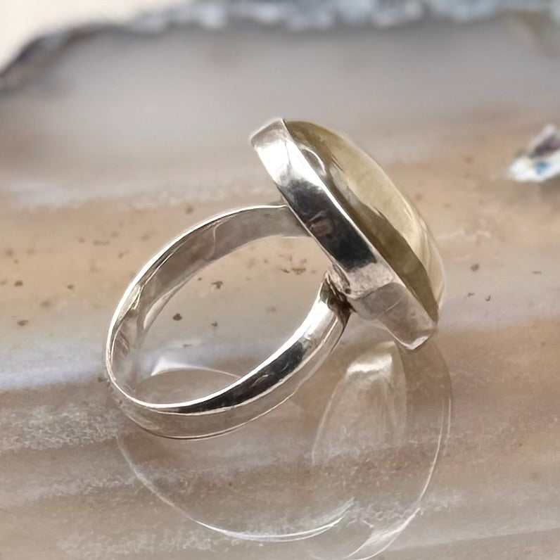 Etched quartz stone ring – twin faces intaglio design, size S/9