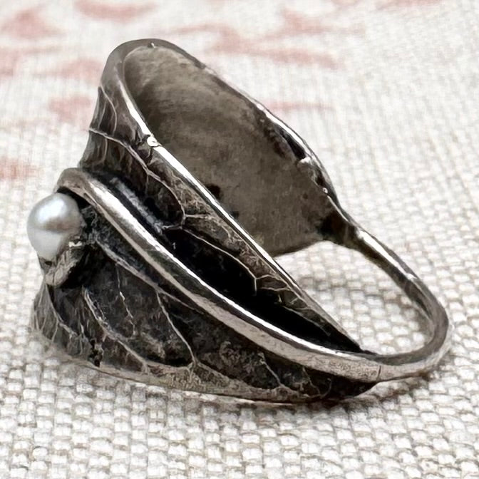 Leaf ring with pearl detail, size L/5.5