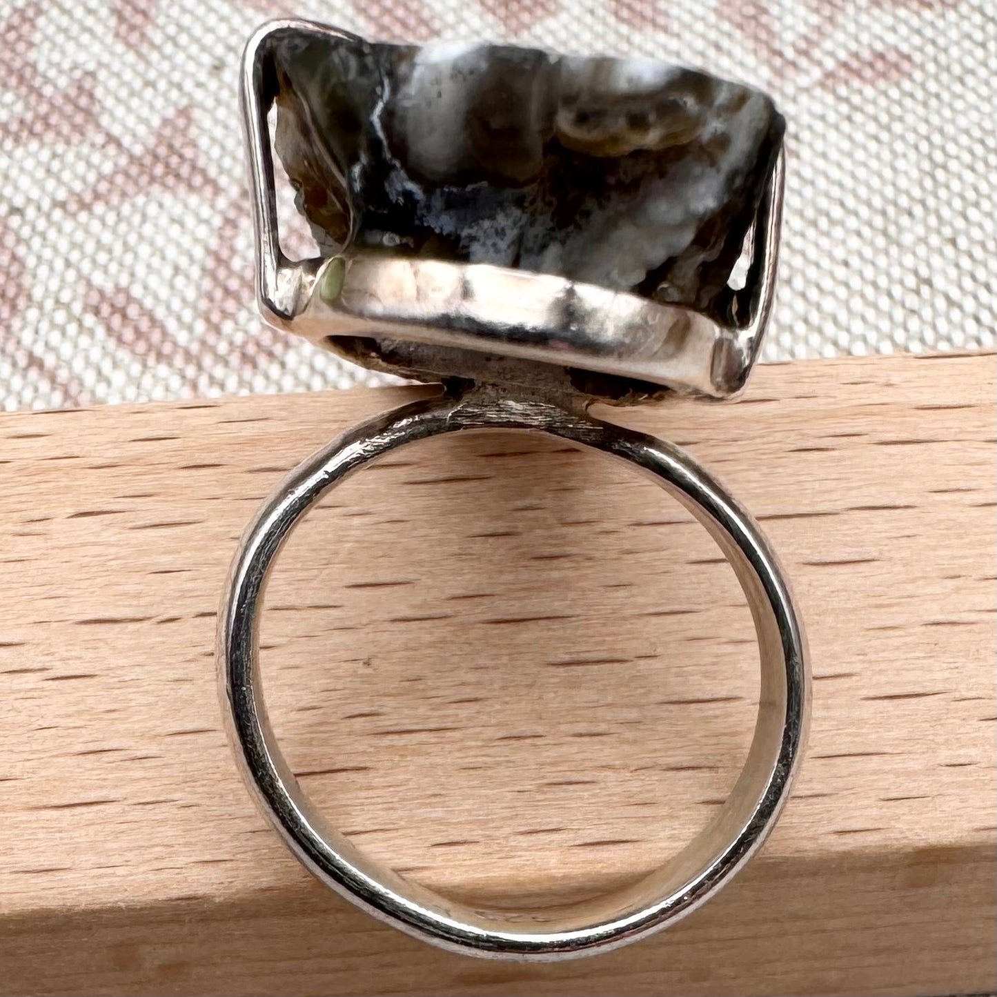 Black & white agate geode ring – statement crystal slice, size M/6