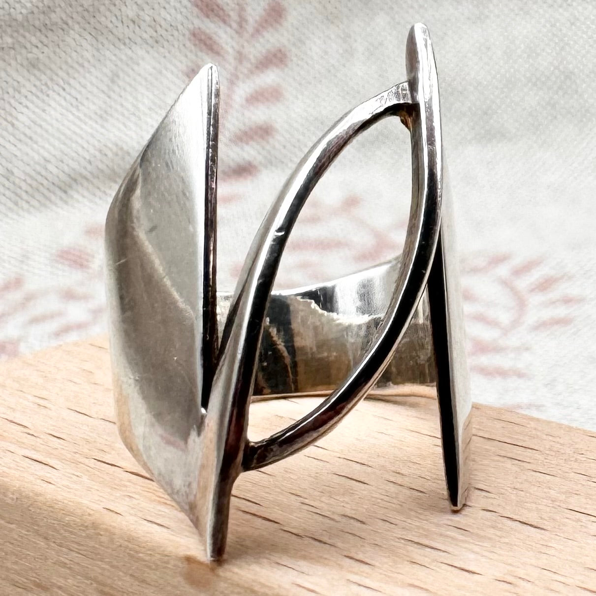 Modernist sculptural ring, size M.5/6.5