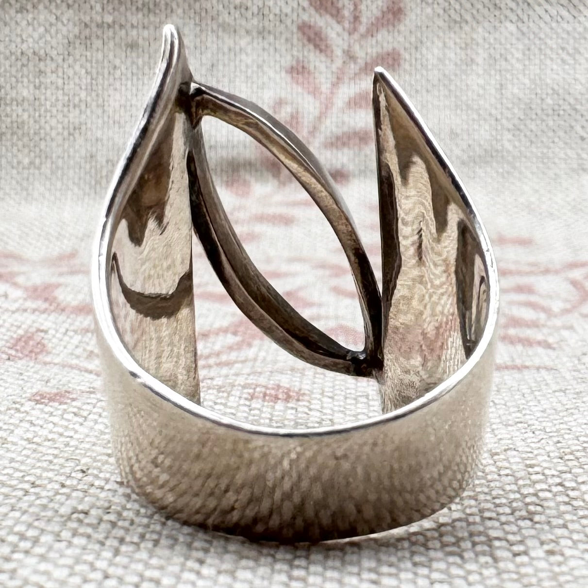 Modernist sculptural ring, size M.5/6.5