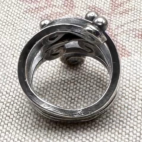 Vintage swirl ring with ball detailing, size I/4