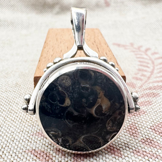 David Scott Walker Spinner Agate Pendant, hallmarked Sheffield 1994