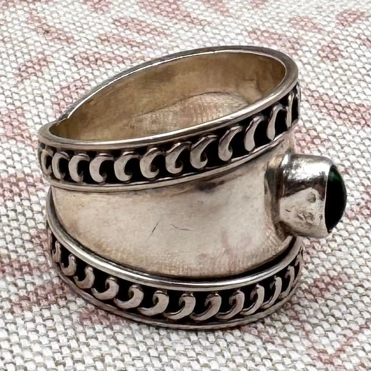 Vintage silver wide band ring with green glass, size R.5/9