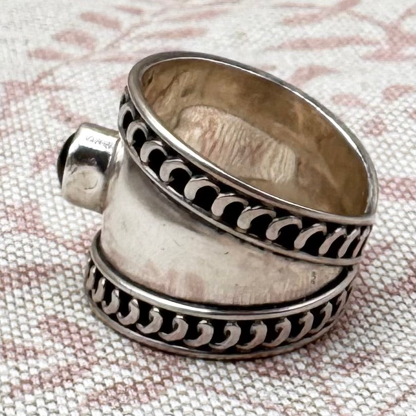 Vintage silver wide band ring with green glass, size R.5/9