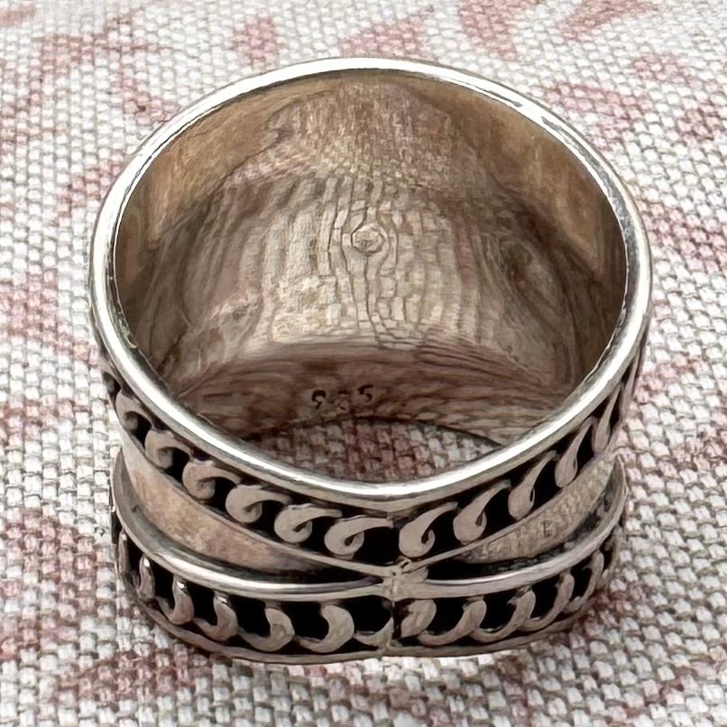 Vintage silver wide band ring with green glass, size R.5/9